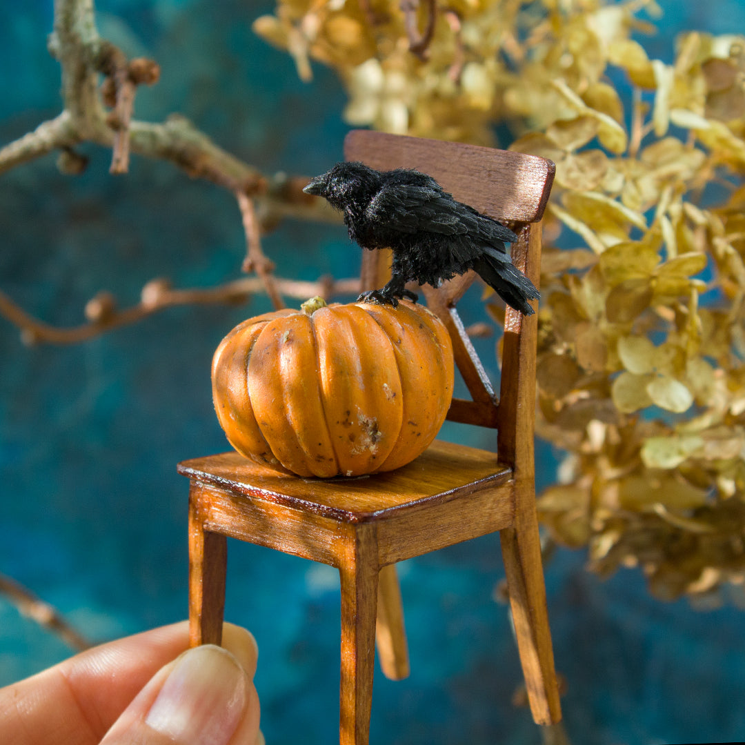 Miniature crow on a pumpkin for dollhouse in 1:12 scale - Rina Vellichor