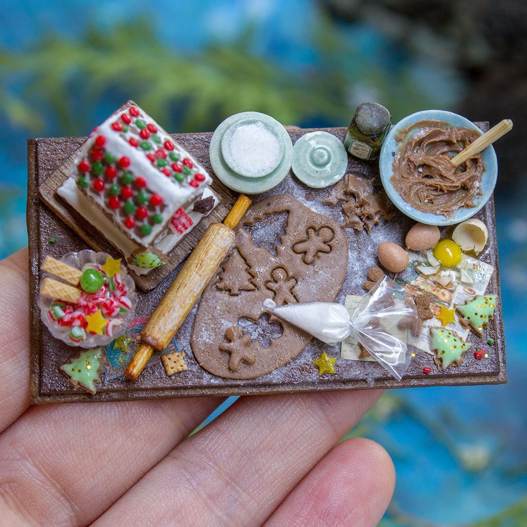 Miniature gingerbread house kit on a board for dollhouse in 1:12 scale - Rina Vellichor