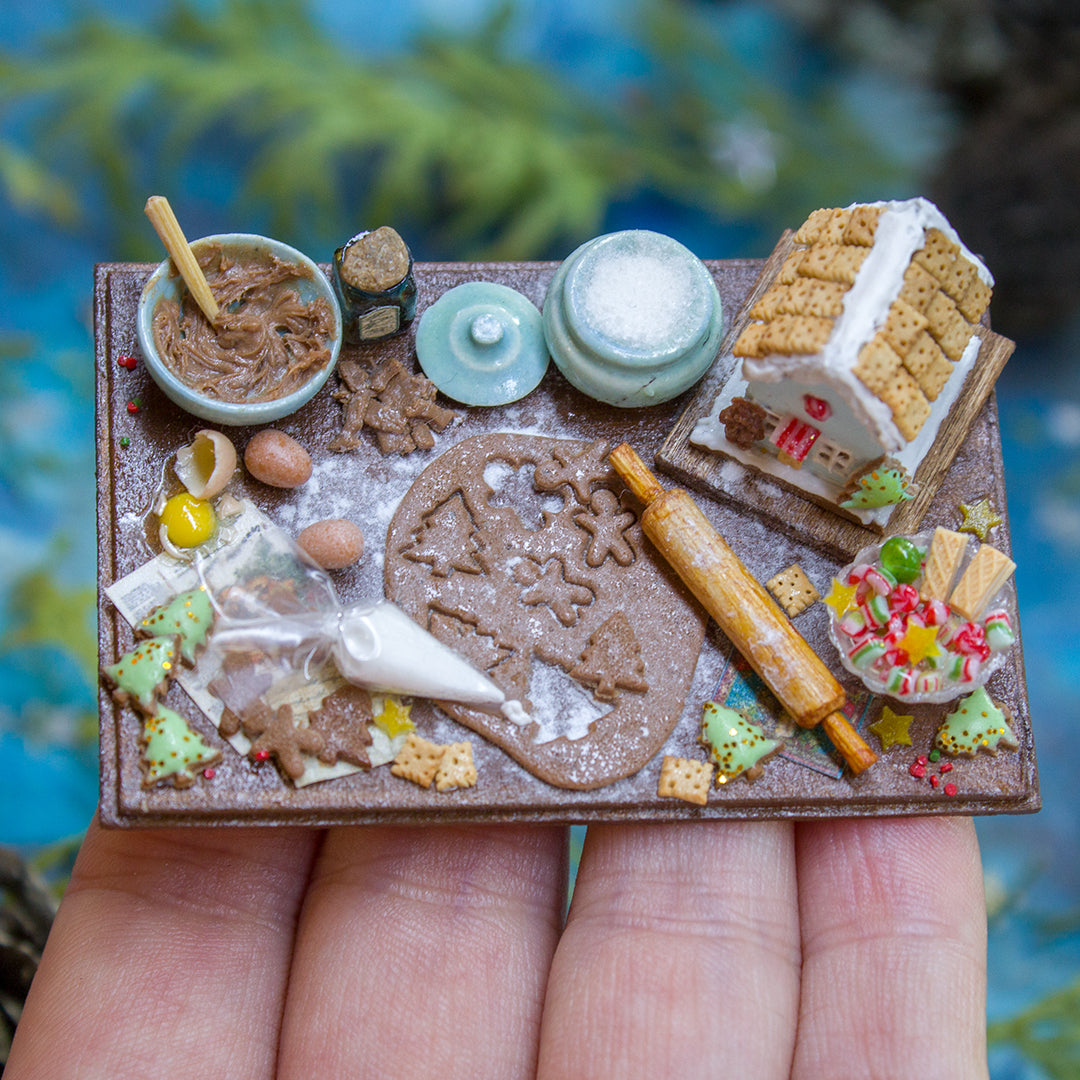 Miniature gingerbread house kit on a board for dollhouse in 1:12 scale - Rina Vellichor