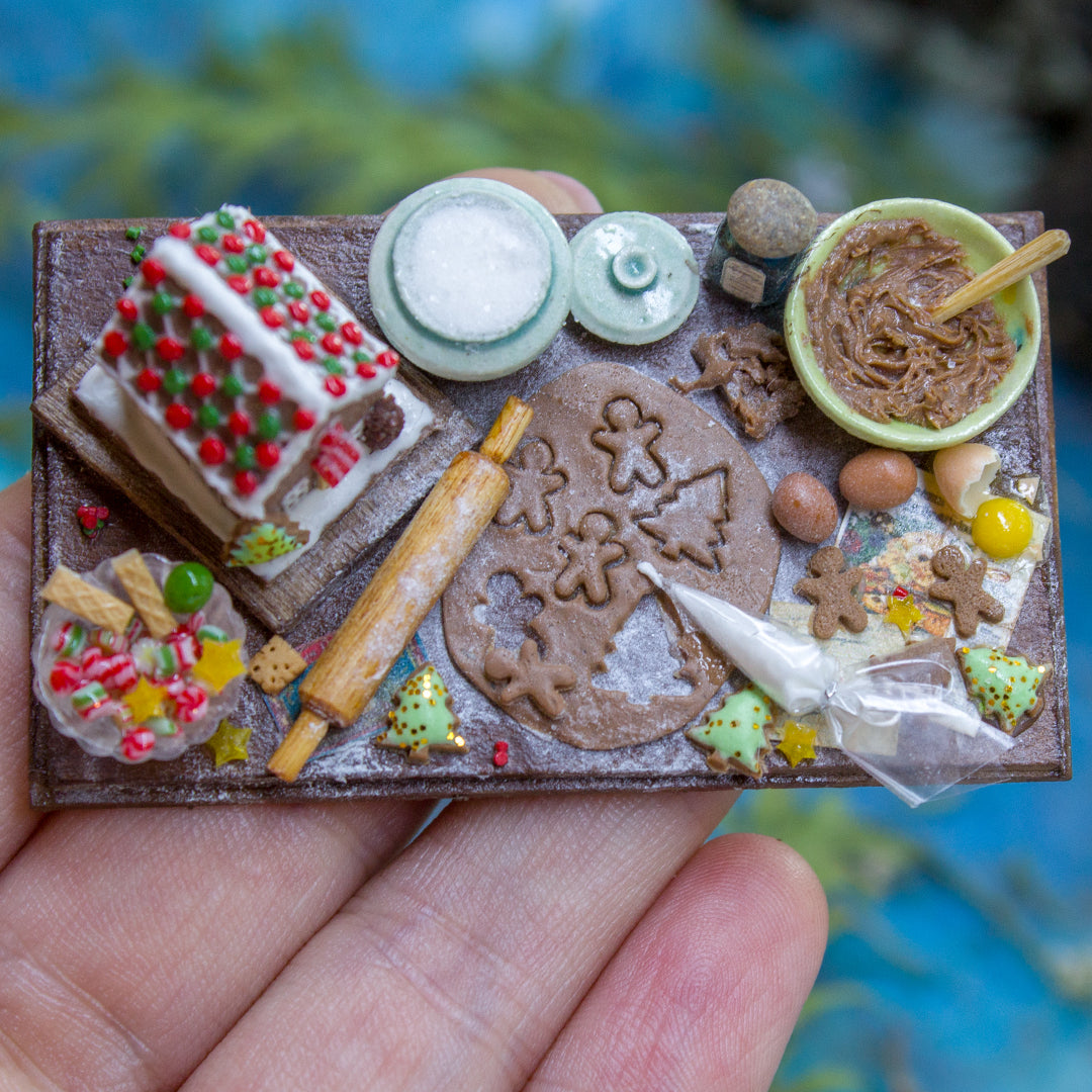 Miniature gingerbread house kit on a board for dollhouse in 1:12 scale - Rina Vellichor