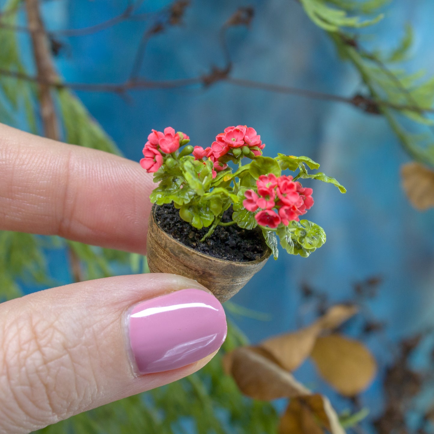 Miniature geranium in a ceramic pot for 1:12 scale dollhouse decoration - Rina Vellichor