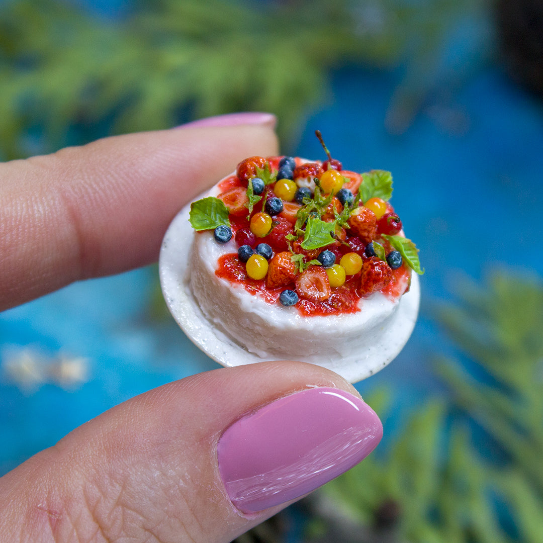 Miniature cake with berries on a white ceramic plate for 1:12 scale dollhouse kitchen - Rina Vellichor
