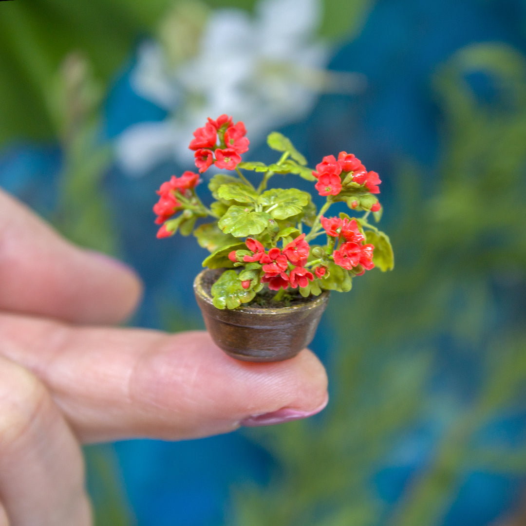 Miniature geranium in a ceramic pot for 1:12 scale dollhouse decoration - Rina Vellichor