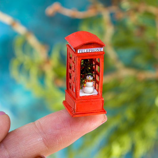 Miniature red box with snowman for dollhouse in 1:12 scale - Rina Vellichor