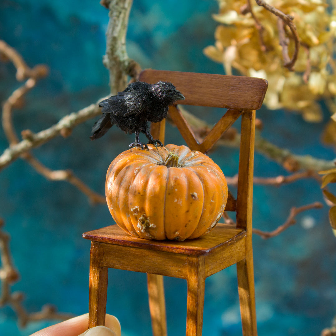 Miniature crow on a pumpkin for dollhouse in 1:12 scale - Rina Vellichor