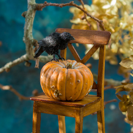 Miniature crow on a pumpkin for dollhouse in 1:12 scale - Rina Vellichor