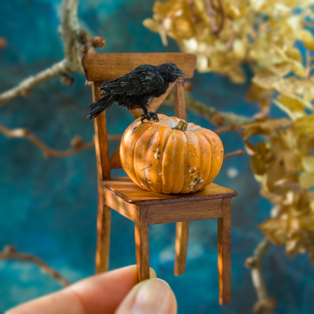 Miniature crow on a pumpkin for dollhouse in 1:12 scale - Rina Vellichor