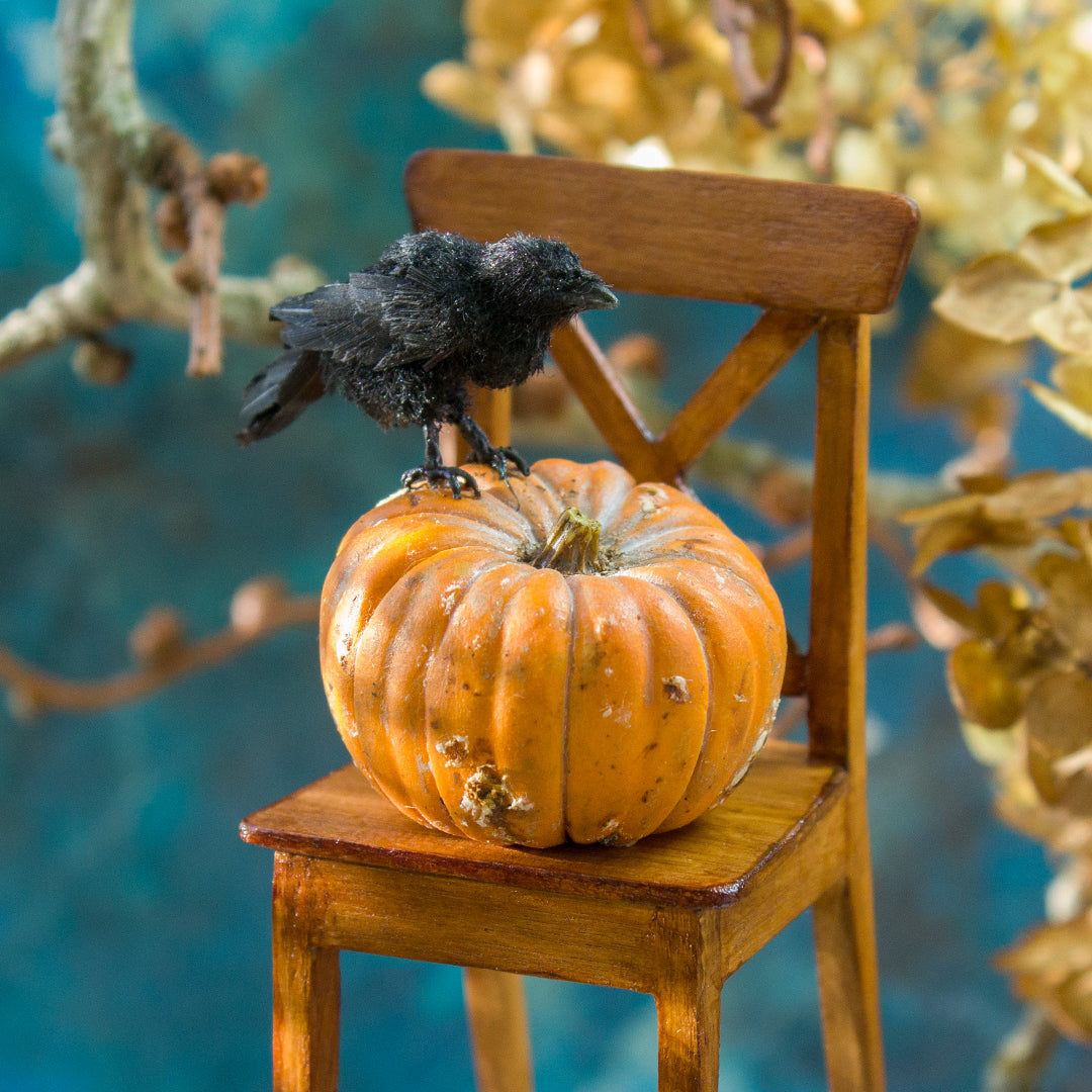 Miniature crow on a pumpkin for dollhouse in 1:12 scale - Rina Vellichor
