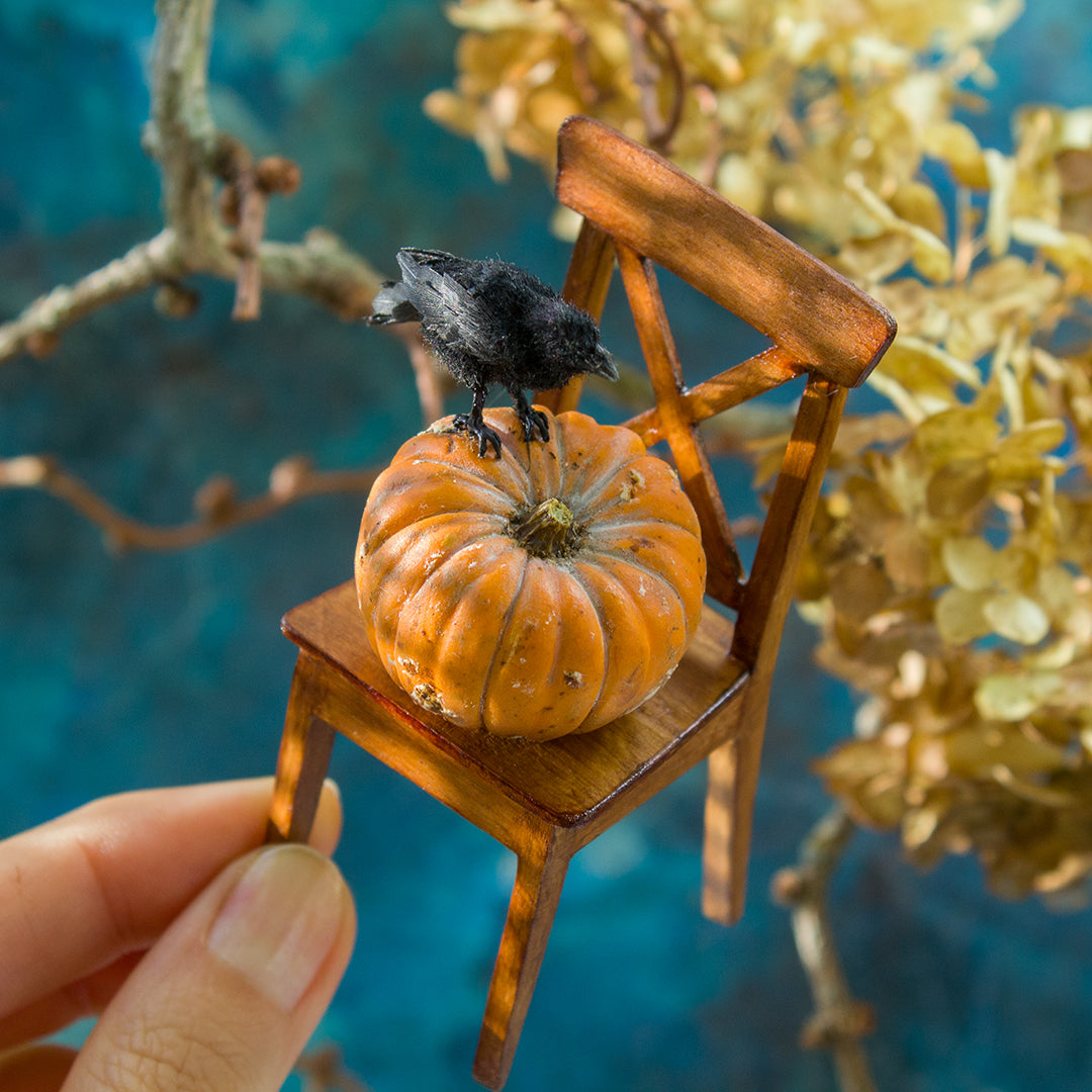 Miniature crow on a pumpkin for dollhouse in 1:12 scale - Rina Vellichor