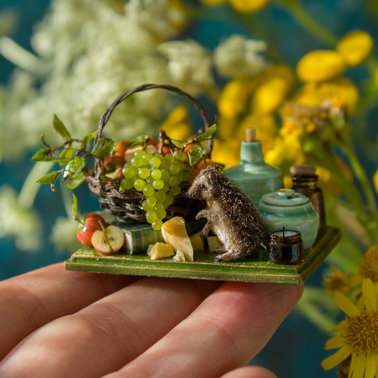 Miniature hedgehog picnic with fruit basket for dollhouse in 1:12 scale - Rina Vellichor