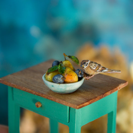 Miniature sparrow on a bowl of fruit for dollhouse in 1:12 scale - Rina Vellichor