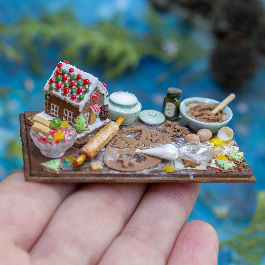Miniature gingerbread house kit on a board for dollhouse in 1:12 scale - Rina Vellichor