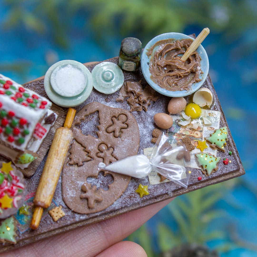Miniature gingerbread house kit on a board for dollhouse in 1:12 scale - Rina Vellichor