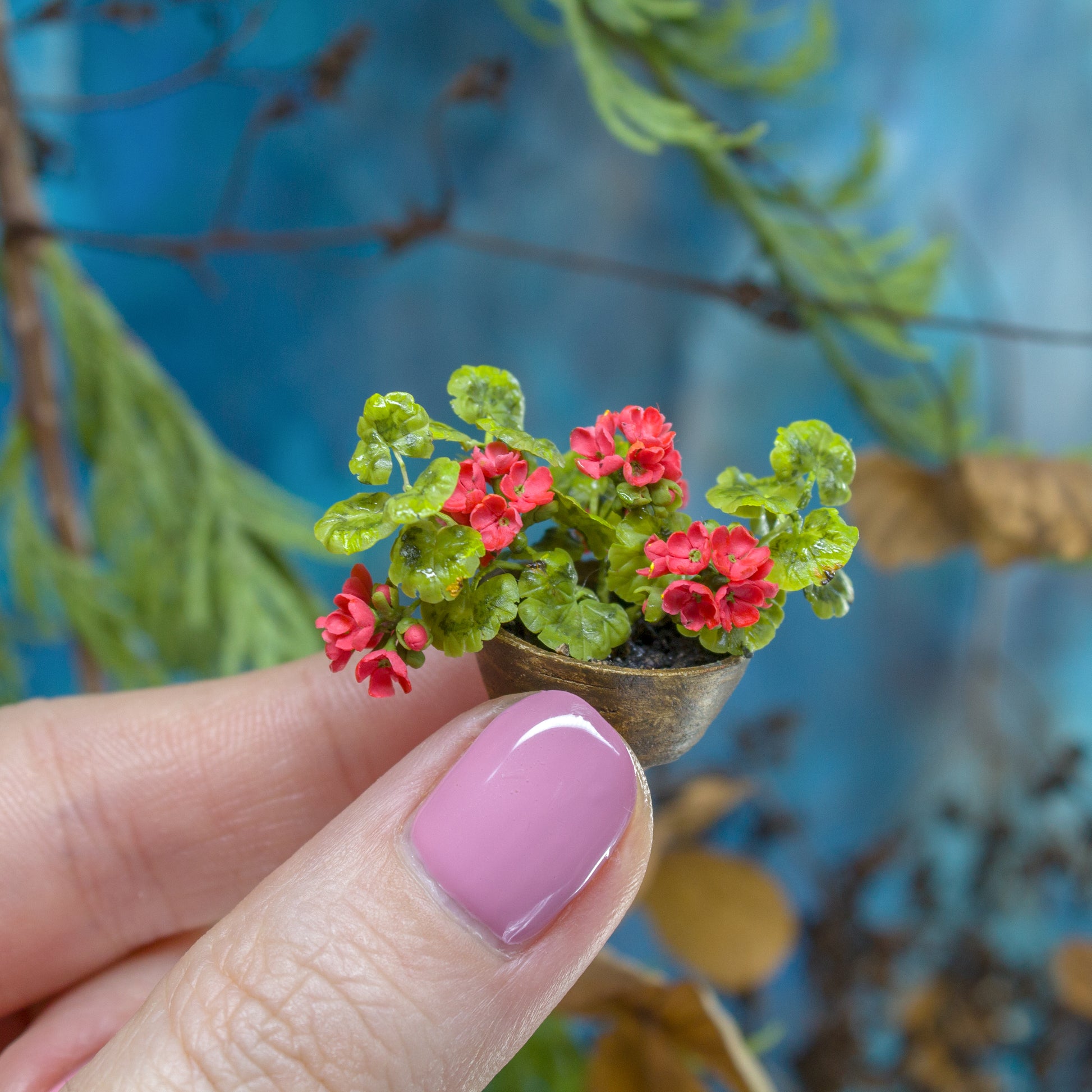 Miniature geranium in a ceramic pot for 1:12 scale dollhouse decoration2 - Rina Vellichor