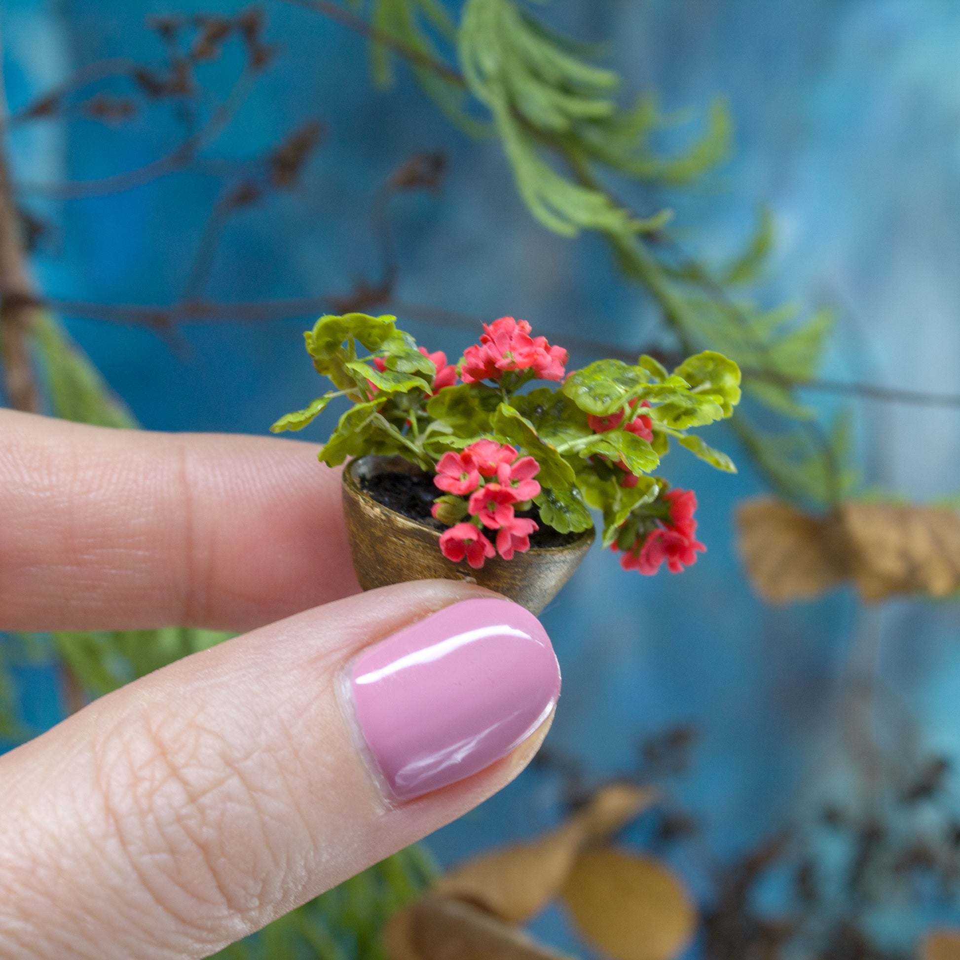 Miniature geranium in a ceramic pot for 1:12 scale dollhouse decoration2 - Rina Vellichor