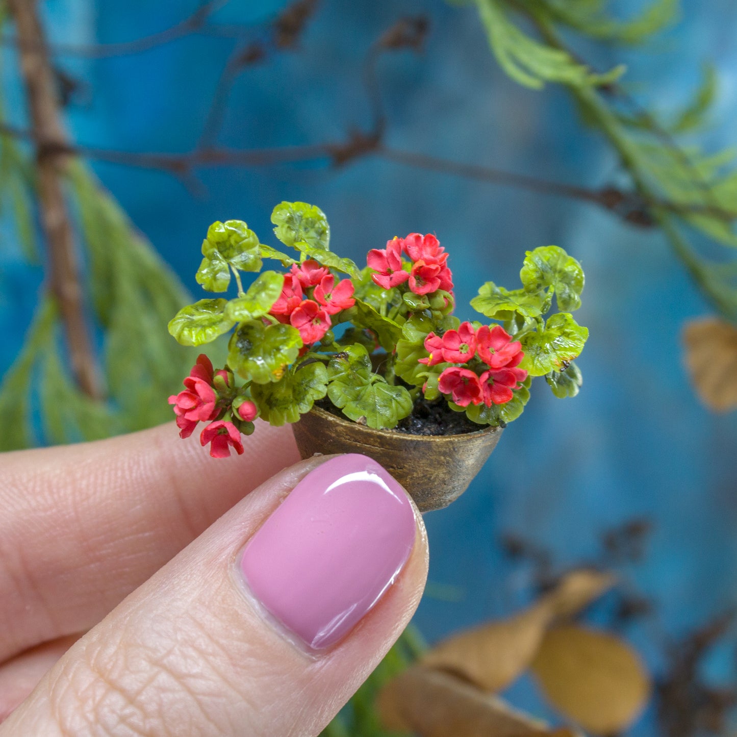 Miniature geranium in a ceramic pot for 1:12 scale dollhouse decoration2 - Rina Vellichor