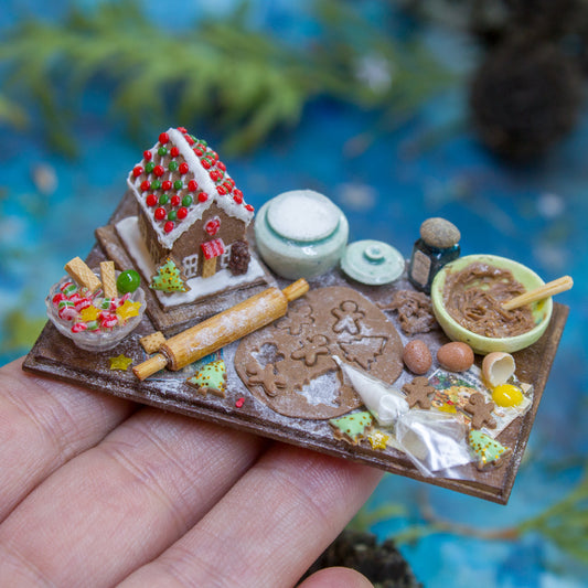 Miniature gingerbread house kit on a board for dollhouse in 1:12 scale - Rina Vellichor