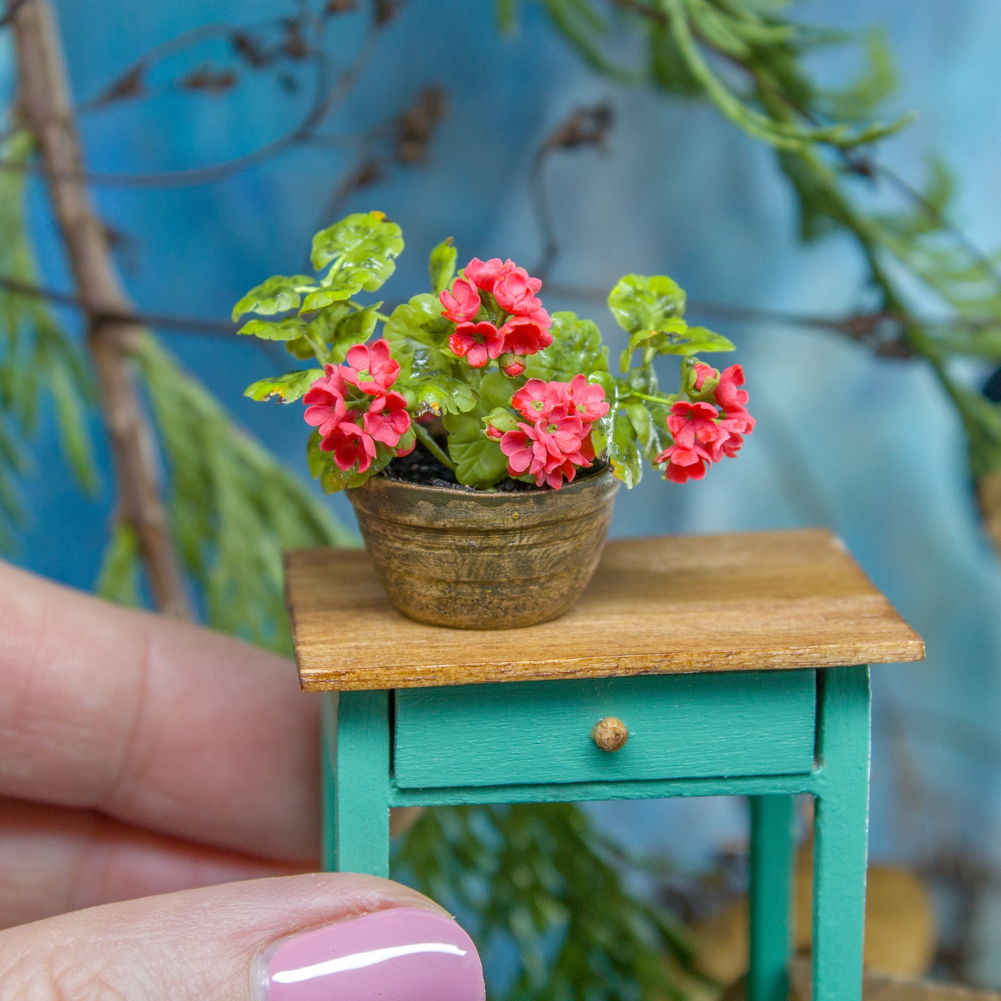 Miniature geranium in a ceramic pot for 1:12 scale dollhouse decoration - Rina Vellichor