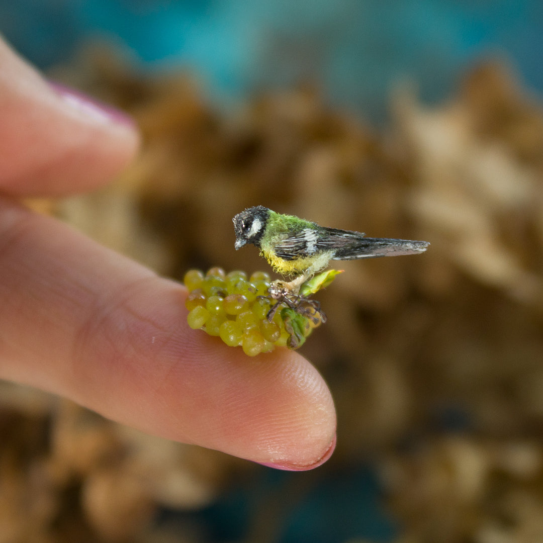 Miniature tit bird on a grape branch for dollhouse in 1:12 scale - Rina Vellichor