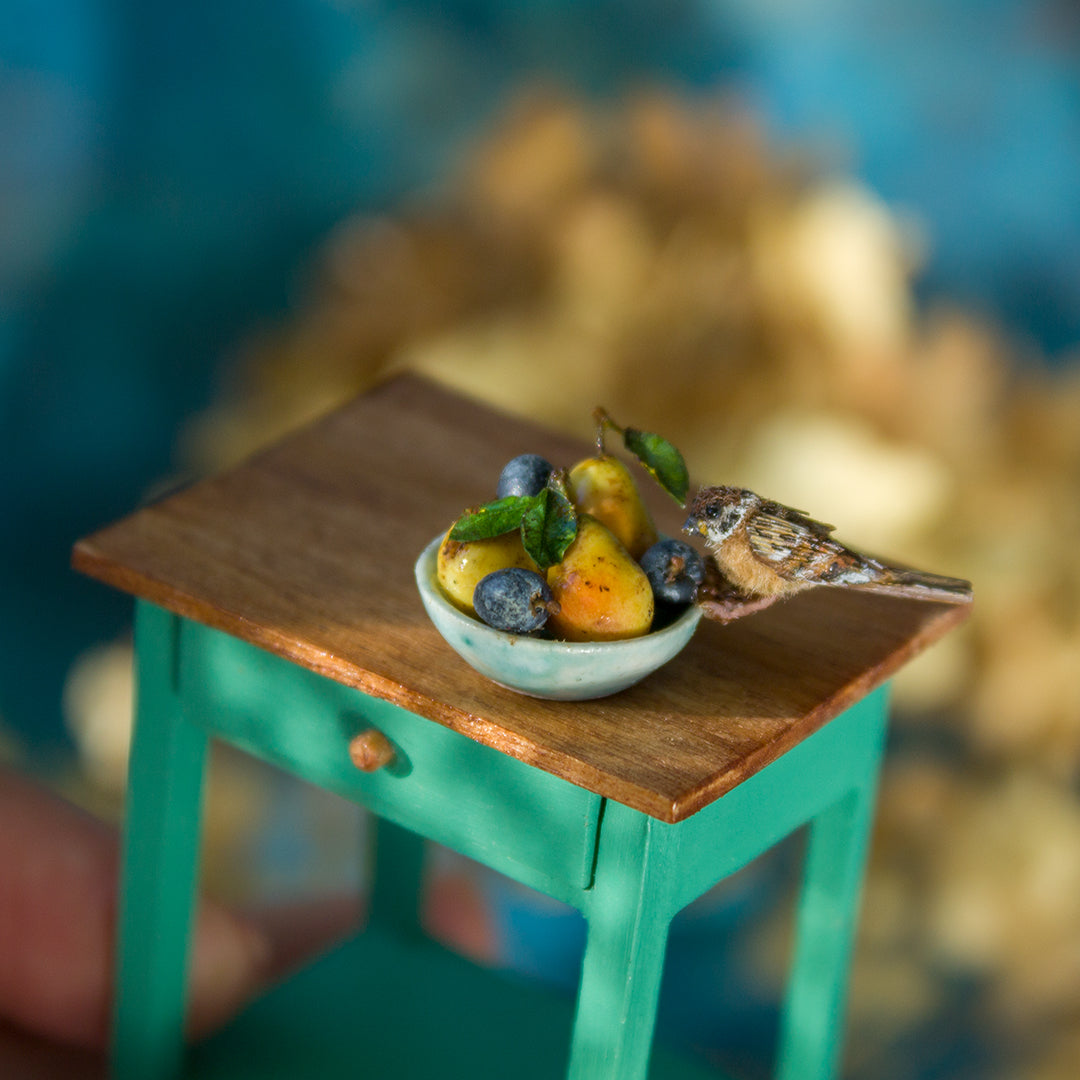 Miniature sparrow on a bowl of fruit for dollhouse in 1:12 scale - Rina Vellichor