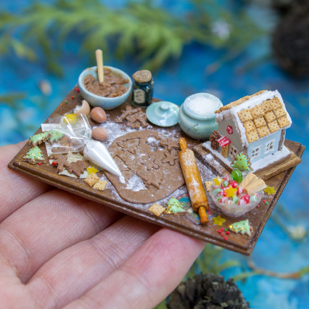 Miniature gingerbread house kit on a board for dollhouse in 1:12 scale - Rina Vellichor
