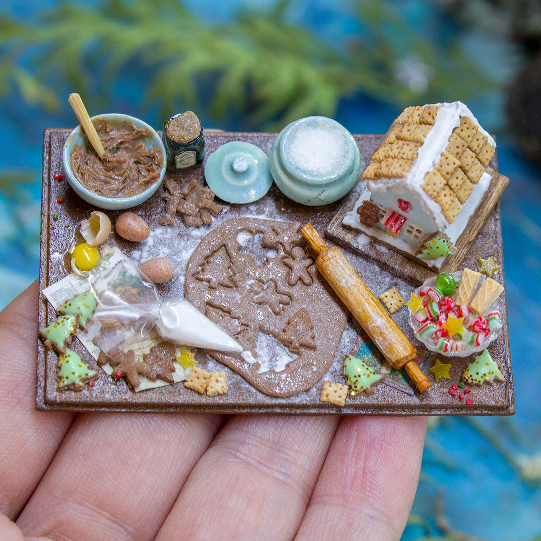 Miniature gingerbread house kit on a board for dollhouse in 1:12 scale - Rina Vellichor
