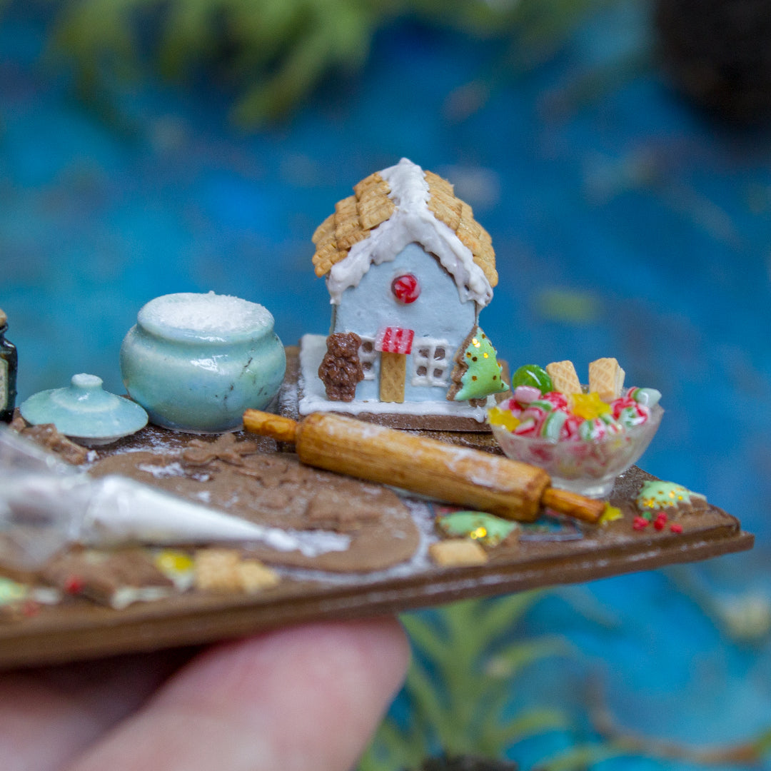 Miniature gingerbread house kit on a board for dollhouse in 1:12 scale - Rina Vellichor