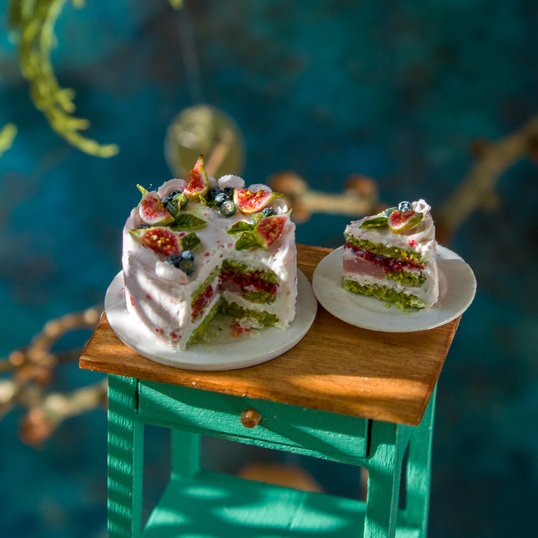 Miniature fig and blueberry cake for dollhouse in 1:12 scale - Rina Vellichor