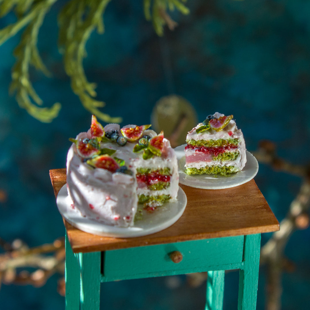 Miniature fig and blueberry cake for dollhouse in 1:12 scale - Rina Vellichor