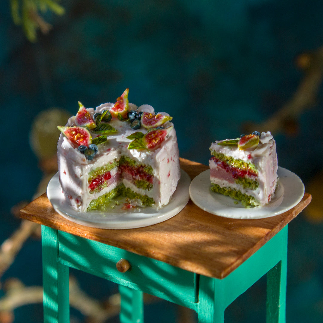 Miniature fig and blueberry cake for dollhouse in 1:12 scale - Rina Vellichor