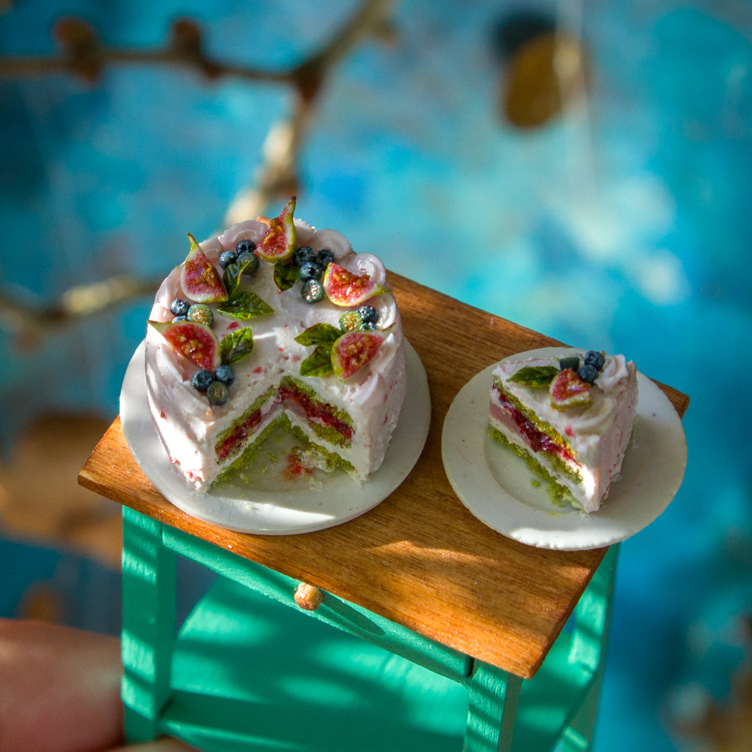 Miniature fig and blueberry cake for dollhouse in 1:12 scale - Rina Vellichor