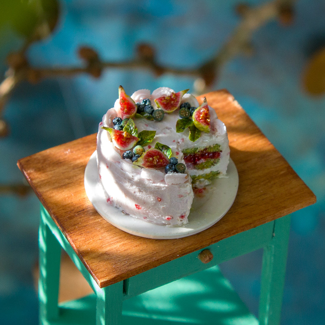 Miniature fig and blueberry cake for dollhouse in 1:12 scale - Rina Vellichor