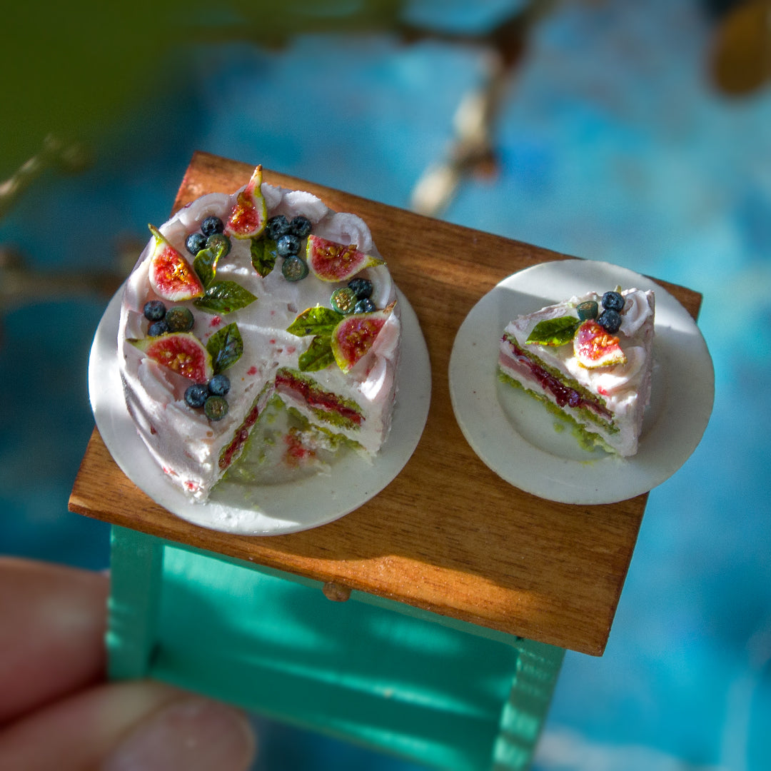 Miniature fig and blueberry cake for dollhouse in 1:12 scale - Rina Vellichor