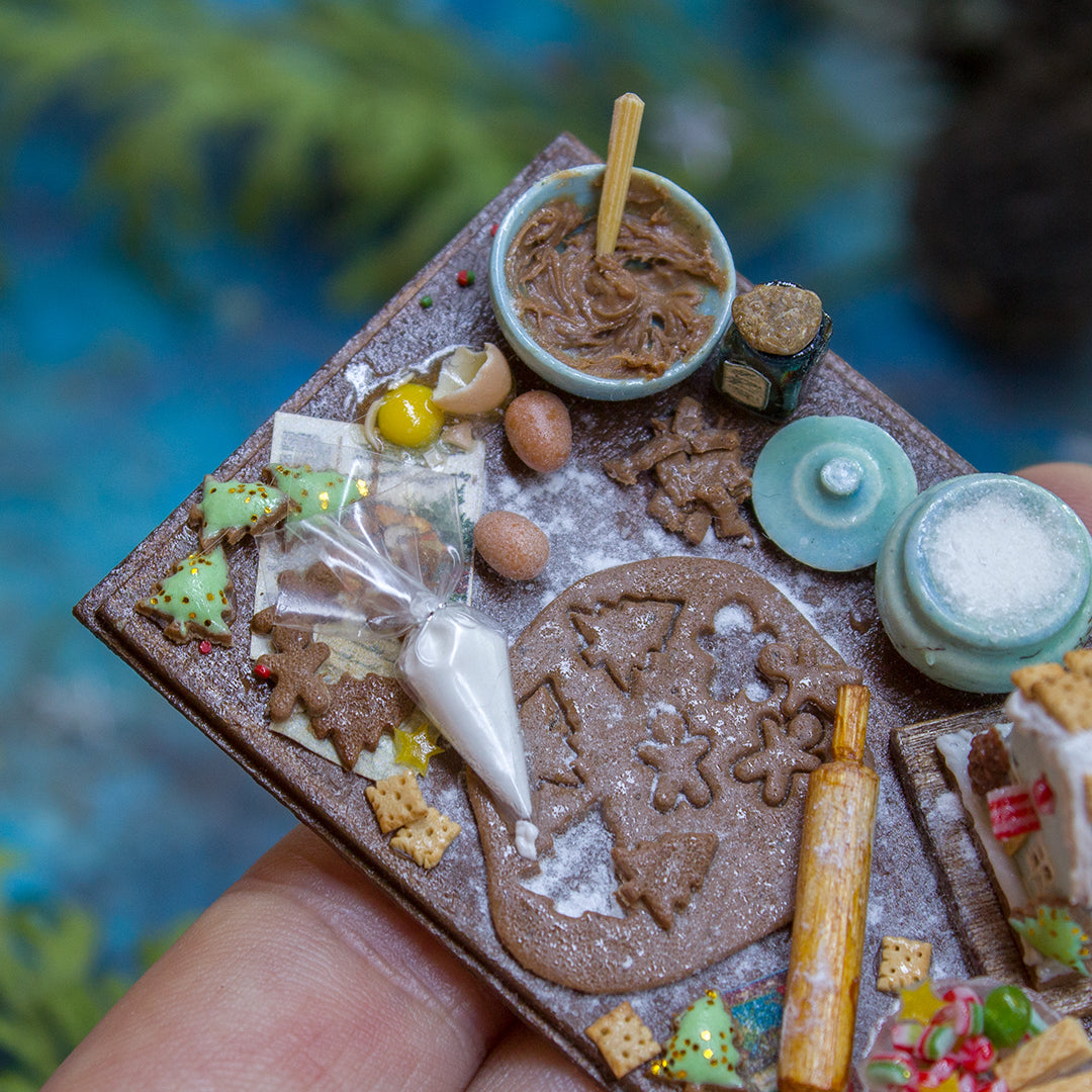 Miniature gingerbread house kit on a board for dollhouse in 1:12 scale - Rina Vellichor