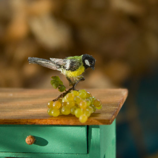 Miniature tit bird on a grape branch for dollhouse in 1:12 scale - Rina Vellichor