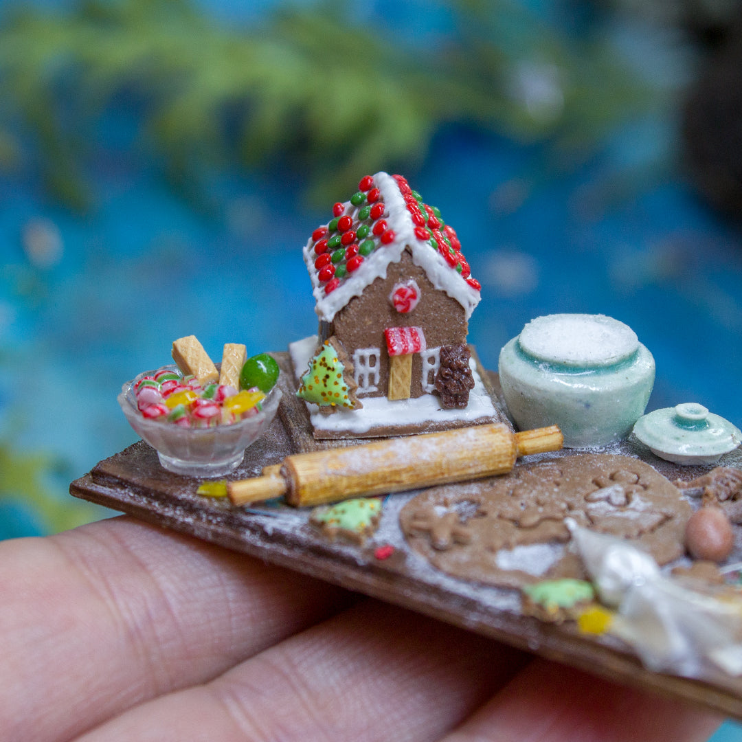 Miniature gingerbread house kit on a board for dollhouse in 1:12 scale - Rina Vellichor
