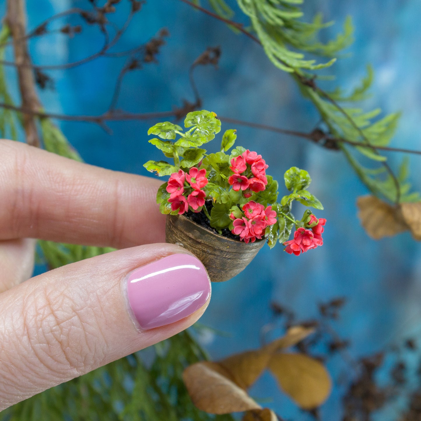 Miniature geranium in a ceramic pot for 1:12 scale dollhouse decoration - Rina Vellichor