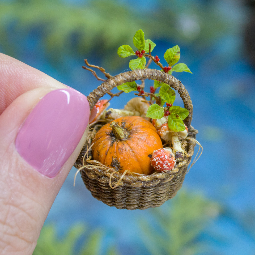 Miniature autumn basket with pumpkin, fly agaric mushrooms and wolfberry branch – 1:12 scale dollhouse fall decor - Rina Vellichor