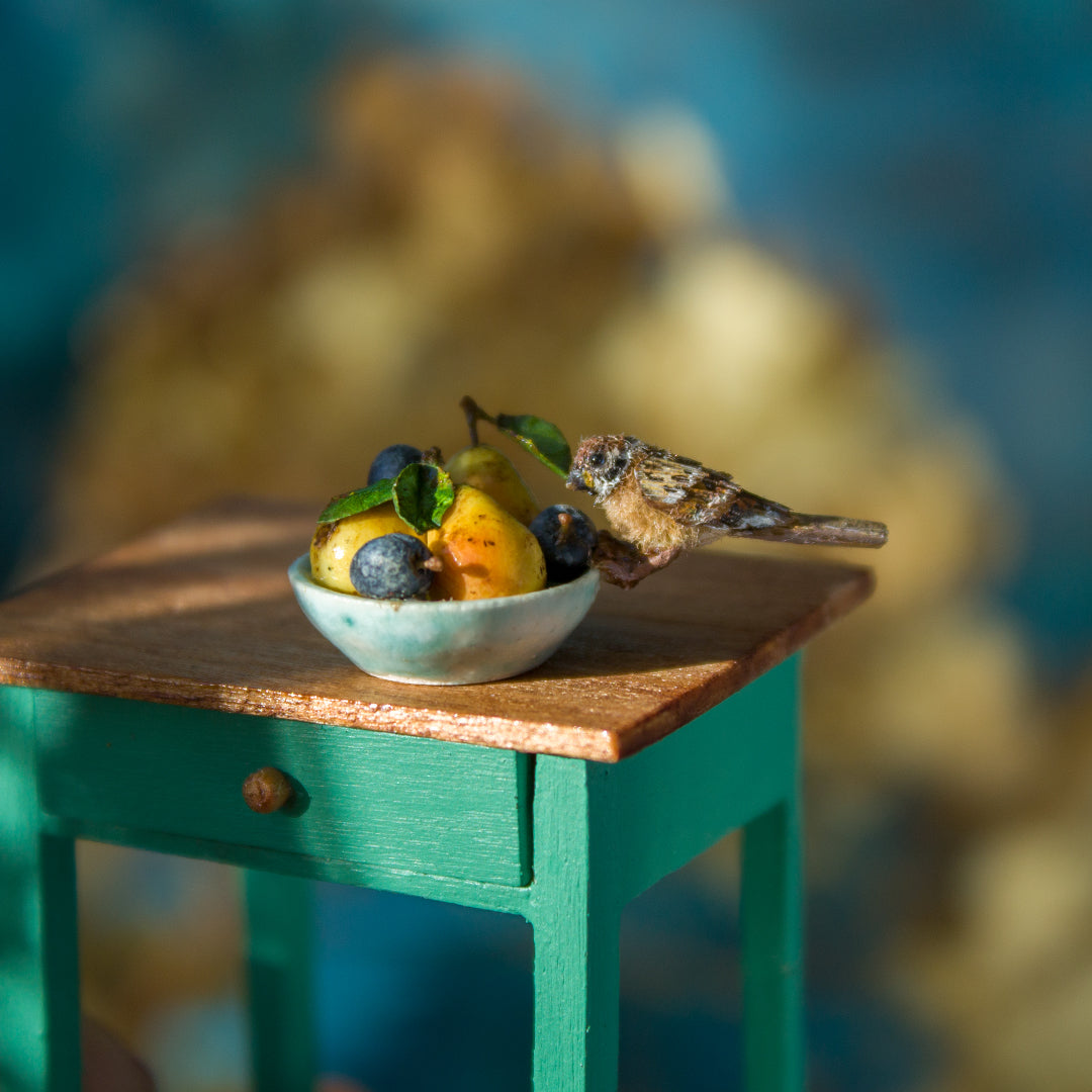 Miniature sparrow on a bowl of fruit for dollhouse in 1:12 scale - Rina Vellichor