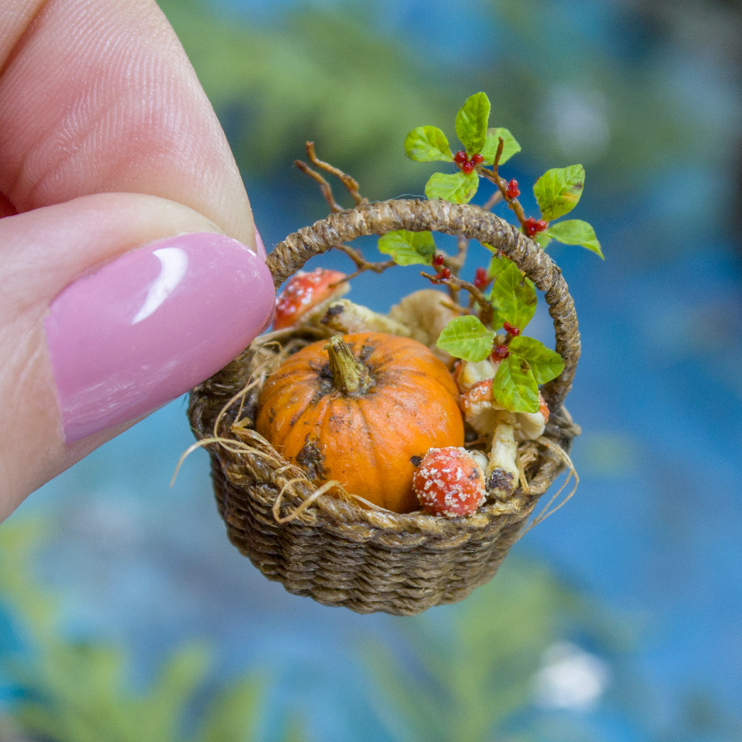 Miniature autumn basket with pumpkin, fly agaric mushrooms and wolfberry branch – 1:12 scale dollhouse fall decor - Rina Vellichor