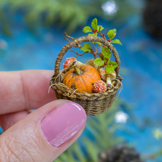 Miniature autumn basket with pumpkin, fly agaric mushrooms and wolfberry branch – 1:12 scale dollhouse fall decor - Rina Vellichor