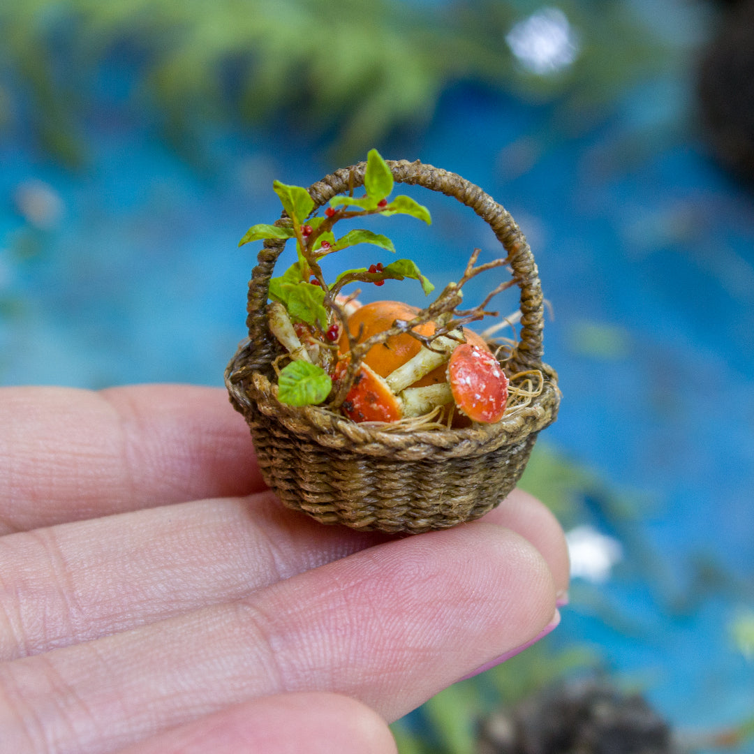 Miniature autumn basket with pumpkin, fly agaric mushrooms and wolfberry branch – 1:12 scale dollhouse fall decor - Rina Vellichor