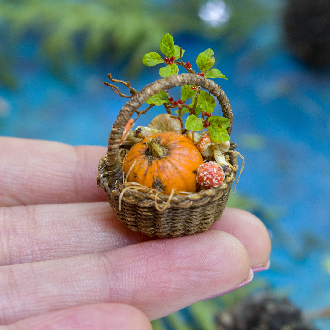 Miniature autumn basket with pumpkin, fly agaric mushrooms and wolfberry branch – 1:12 scale dollhouse fall decor - Rina Vellichor