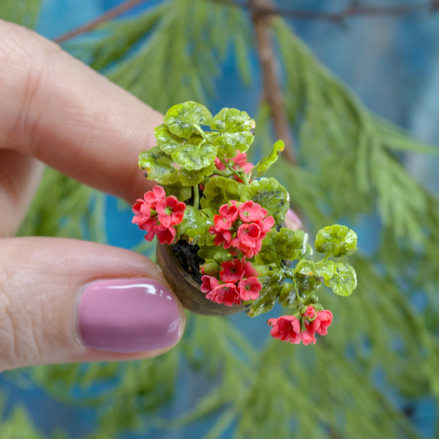 Miniature geranium in a ceramic pot for 1:12 scale dollhouse decoration - Rina Vellichor