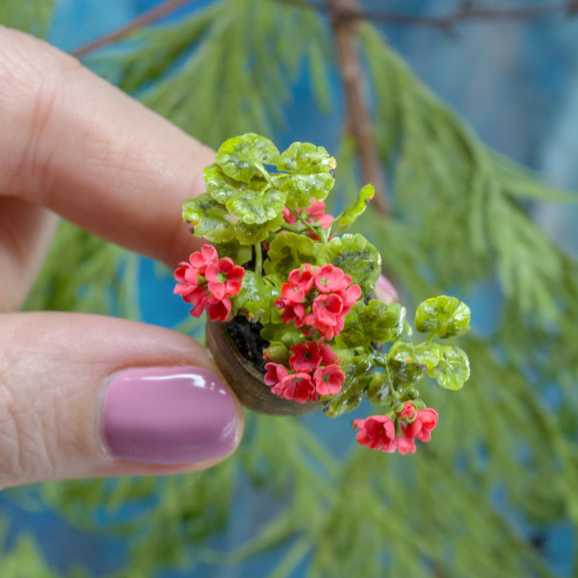 Miniature geranium in a ceramic pot for 1:12 scale dollhouse decoration - Rina Vellichor