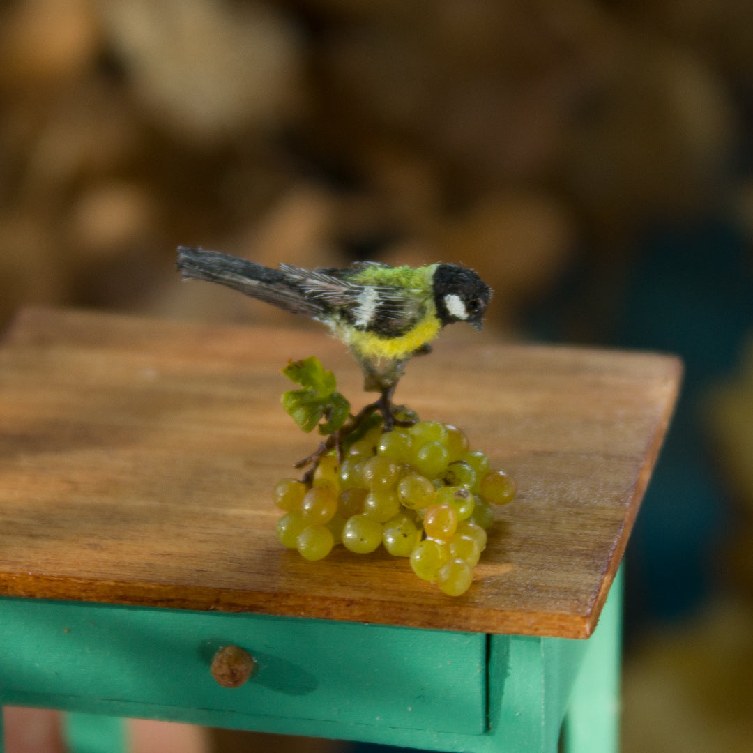 Miniature tit bird on a grape branch for dollhouse in 1:12 scale - Rina Vellichor