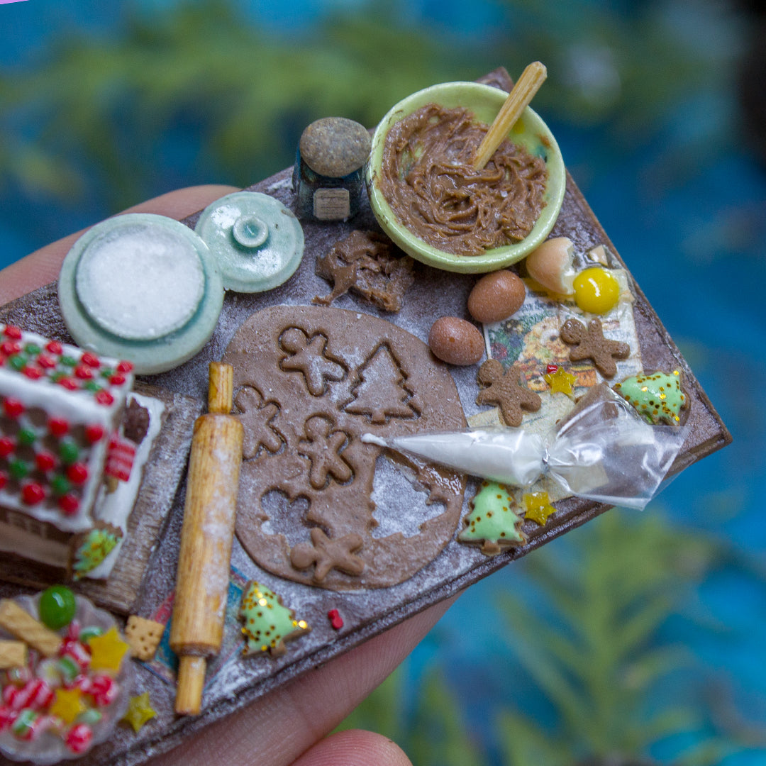 Miniature gingerbread house kit on a board for dollhouse in 1:12 scale - Rina Vellichor