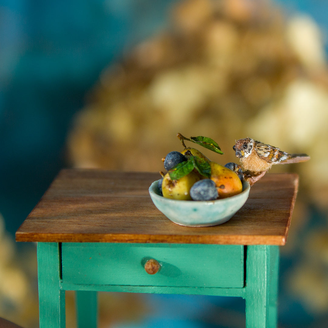Miniature sparrow on a bowl of fruit for dollhouse in 1:12 scale - Rina Vellichor