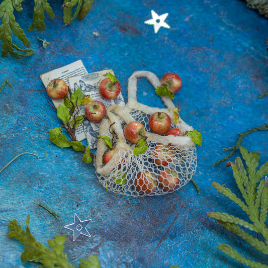 Miniature vintage-style mesh tote with apples for 1:12 scale dollhouse decoration - Rina Vellichor