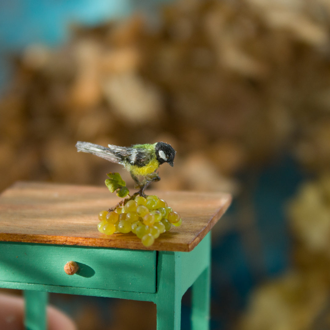 Miniature tit bird on a grape branch for dollhouse in 1:12 scale - Rina Vellichor